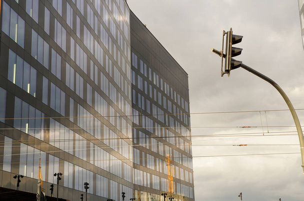 Széles látószögű kilátás a modern vállalati irodaház építészet üveg és fém konstrukció visszaverődés ellen kék felhők található Lodz, Lengyelország - Fotó, kép