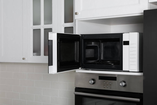 Modern oven and microwave in white clean kitchen - Foto, immagini