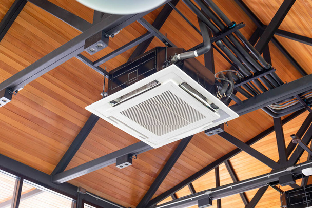 Moderno sistema de aire acondicionado tipo casete montado en el techo en la cafetería - Foto, imagen