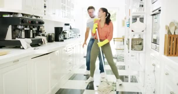 4k відеозапис ласкавої молодої пари співає і танцює, прибираючи свою кухню вдома
. - Кадри, відео