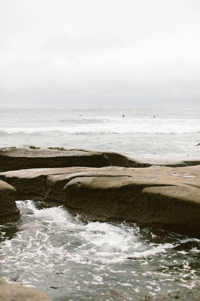 A vertical shot of pacific ocean tide pools on a cloudy day - Foto, Imagem