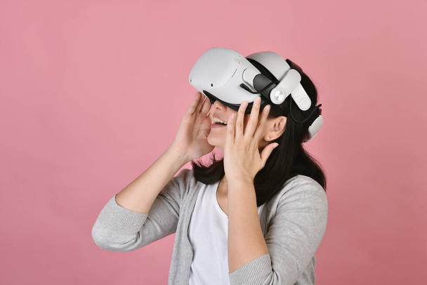 Азиатская женщина, используя vr очки, смотреть кино и играть в видеоигры из гарнитуры виртуальной реальности, молодая женщина удивительно с новым опытом по технологии vr, Студия выстрел. - Фото, изображение