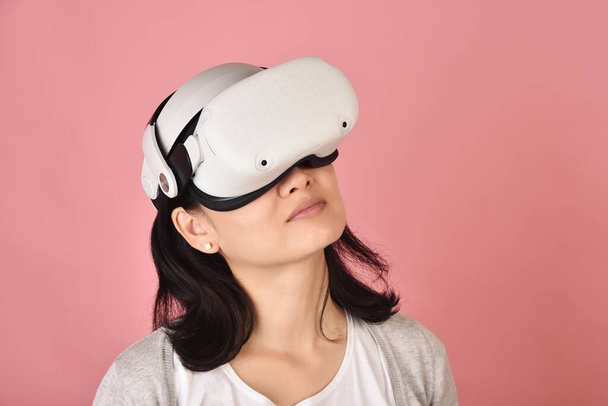 Femme asiatique utilisant des lunettes vr, Regarder un film et jouer à des jeux vidéo à partir d'un casque de réalité virtuelle, Jeune femme étonnante avec une nouvelle expérience de la technologie vr, Studio shot. - Photo, image