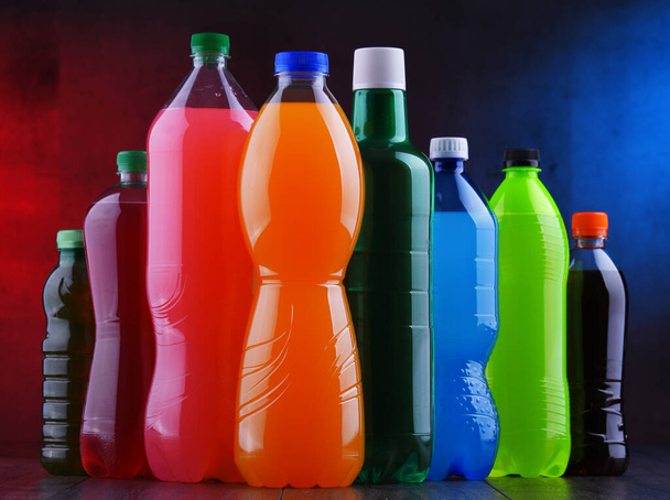 Çeşitli renklerde çeşitli karbonatlı meşrubat şişeleri. - Fotoğraf, Görsel