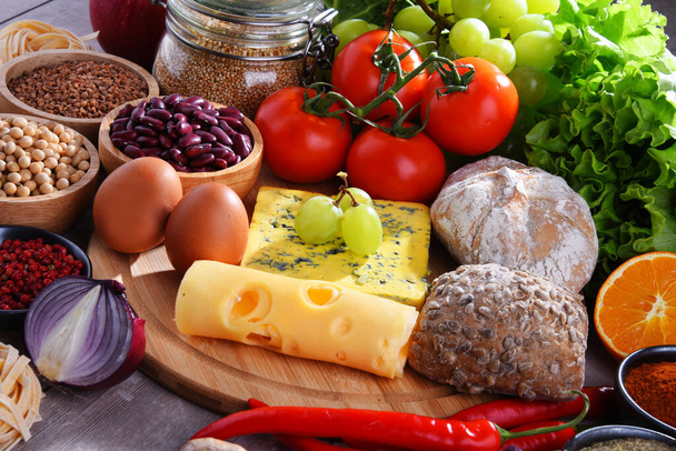 Composición con una variedad de productos alimenticios orgánicos sobre la mesa
. - Foto, imagen