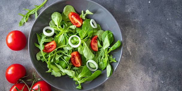 Salat Gemüse Tomaten, Zwiebeln, Salatmischung, mache grün frische gesunde Mahlzeit Lebensmittel Snack Diät auf dem Tisch kopieren Raum Lebensmittel Hintergrund rustikal Draufsicht   - Foto, Bild