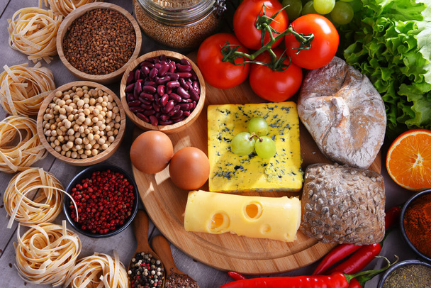 Složení s různými organickými potravinářskými výrobky na stole. - Fotografie, Obrázek