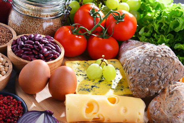 Composição com produtos alimentares orgânicos variados em cima da mesa
. - Foto, Imagem