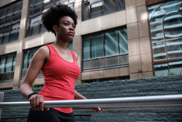 Portrait de jeune femme noire faisant de l'exercice dans un environnement urbain. Détermination et dépassement du concept. - Photo, image