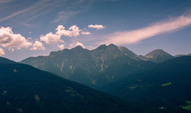 Bergen in de Oostenrijkse Alpen tijdens de middag. - Foto, afbeelding