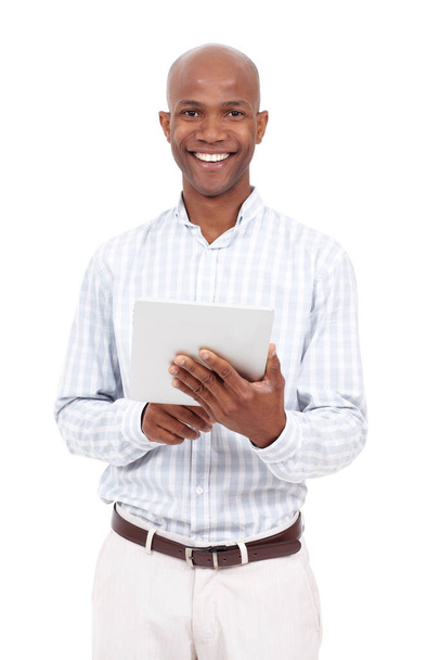 Studio ritratto di un uomo afroamericano vestito con disinvoltura usando un tablet digitale e sorridendo alla macchina fotografica. - Foto, immagini
