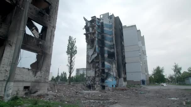 Maart 2022. Borodyanka, Oekraïne. Uitgebreid gebombardeerd stad tijdens de Russische invasie. Verlaten apocalyptische stad na de oorlog luchtaanvallen. Hoge kwaliteit 4k beeldmateriaal - Video