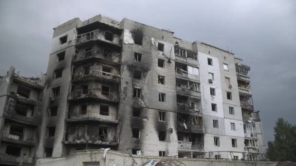 Marzo 2022. Borodianka, Ucraina. Edificio esploso preso di mira da numerosi attacchi aerei russi. Distrutto edificio residenziale da razzi e bombe. Filmati 4k di alta qualità - Filmati, video