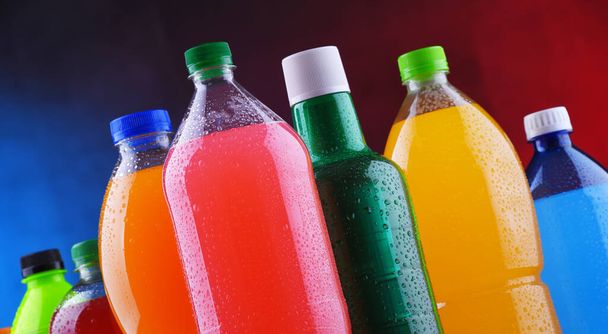 Bottiglie di plastica di bibite gassate assortite in vari colori - Foto, immagini