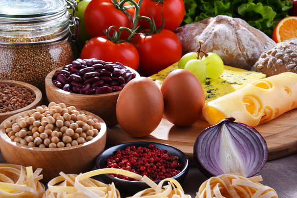 Samenstelling met diverse biologische voedingsmiddelen op tafel. - Foto, afbeelding