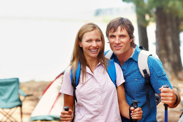 Portret uśmiechniętej pary z plecakiem gotowym do trekkingu. - Zdjęcie, obraz