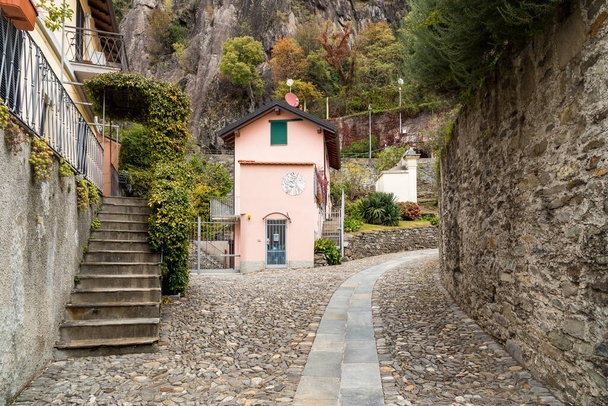 Kopfsteinpflasterstraßen im historischen Zentrum von Maccagno Inferiore, ist ein Dorf am Lago Maggiore in der Provinz Varese, Lombardei, Italien - Foto, Bild