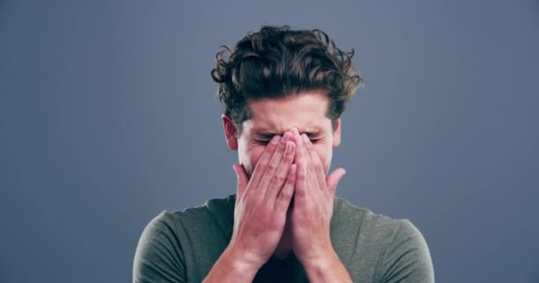 Vidéo 4k d'un jeune homme pleurant sur un fond gris. - Séquence, vidéo