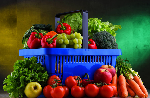 Frutas y verduras orgánicas frescas en cesta de plástico
. - Foto, Imagen