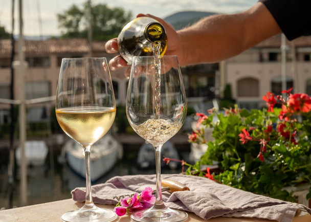 Versare bicchieri di vino bianco freddo nel porto turistico di Port Grimaud, vacanza estiva sulla Costa Azzurra in Provenza, Francia - Foto, immagini