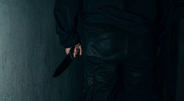 Za mordercą trzymał zakrwawiony nóż, który zabił ofiarę. straszliwie i przerażająco - Zdjęcie, obraz