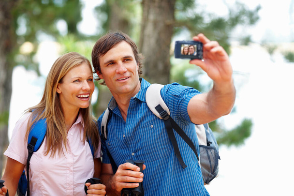 Couple taking a photograph of themselves while hiking. - Foto, immagini
