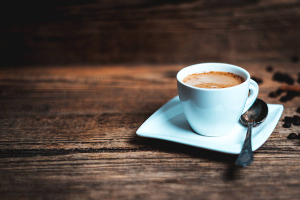 Біла порцелянова чашка кави на дерев'яному фоні
 - Фото, зображення