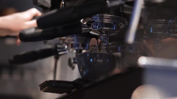 Barista irriconoscibile che fa il caffè caldo in caffetteria. Processo di preparazione della tazza di caffè in macchina del caffè, da vicino - Filmati, video
