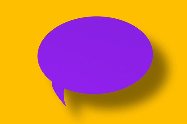 papel púrpura forma de globo de discurso de corte contra un fondo amarillo. diseño - Foto, imagen