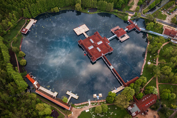 Heviz, Ungarn - Luftaufnahme vom Hevizer See, dem zweitgrößten Thermalsee der Welt und Urlaubsziel im Kreis Zala an einem Sommermorgen mit grünen Bäumen - Foto, Bild