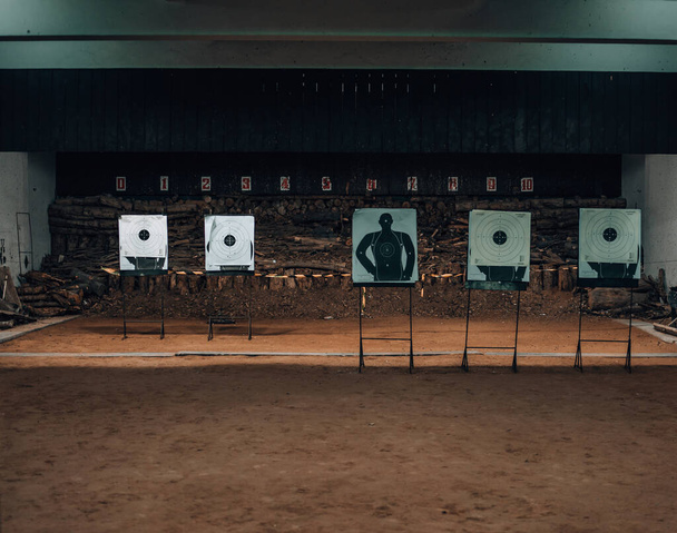 The target shooting practice is at close range in the shooting range. - Foto, Imagem
