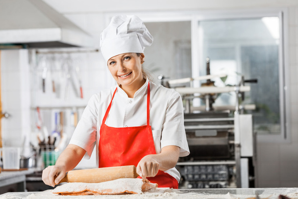 Happy Chef Rolling Pasta Sheet In Kitchen - Zdjęcie, obraz