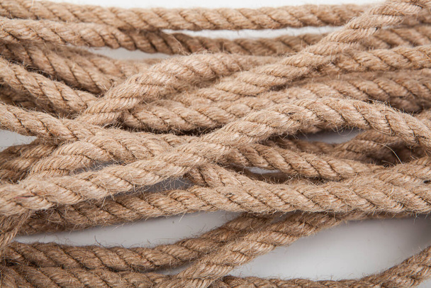 Мотузка з натурального волокна на білому тлі
. - Фото, зображення