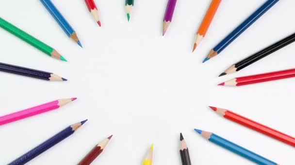 Renkli kalemlerle eğlenceli daireler çizerek hareket etmeyi bırak. Renkli okul kalemleri ve eğlenceli resimlerin hızlandırılmış animasyonu. Eğitim kavramı - Video, Çekim