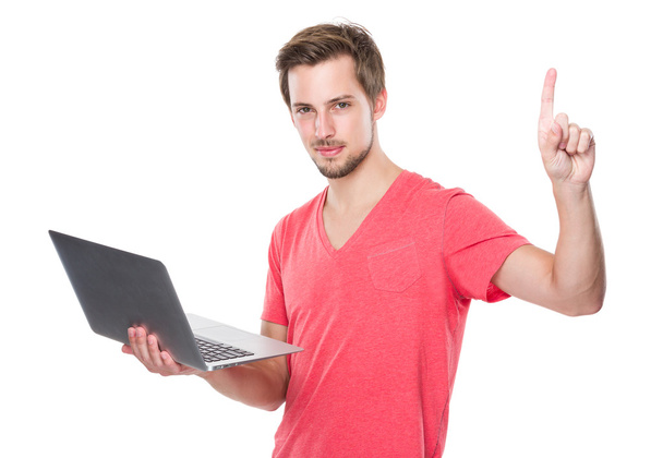 Homme avec ordinateur portable et doigt vers le haut
 - Photo, image