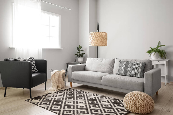 Interior da sala de estar leve com sofá cinza, mesas e poltrona - Foto, Imagem