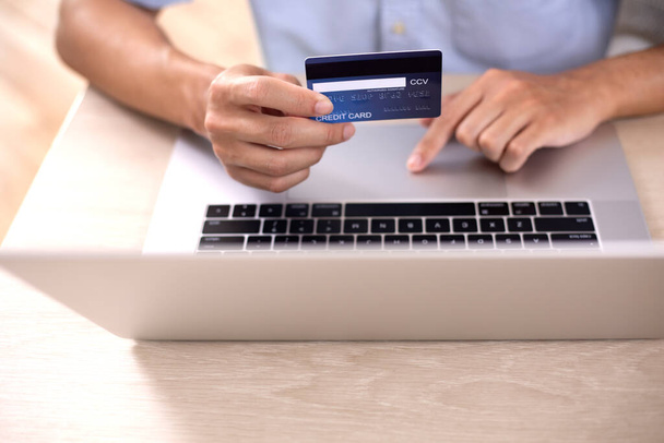 shopper using laptop online shopping. And using credit card online payment option or digital wallet online transaction. - Foto, Imagem