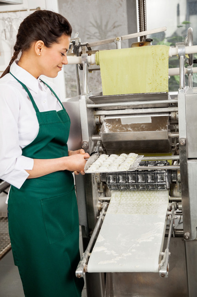 Female Chef Preparing Ravioli Pasta In Machine - Foto, imagen