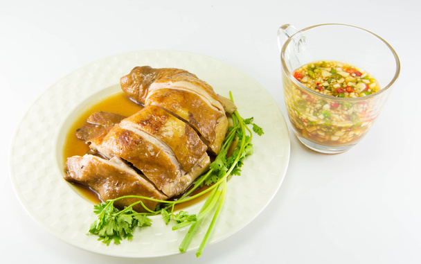Βρασμένο κοτόπουλο με σάλτσα ψαριών και φρέσκο κρεμμυδάκι - Φωτογραφία, εικόνα