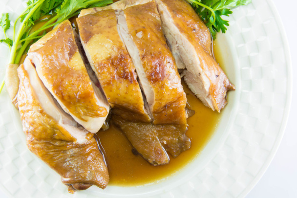 Βρασμένο κοτόπουλο με σάλτσα ψαριών και φρέσκο κρεμμυδάκι - Φωτογραφία, εικόνα