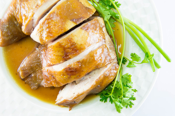Pollo hervido con salsa de pescado y cebolla de primavera
 - Foto, Imagen
