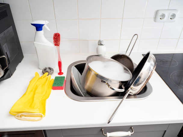 Washing dishes while cleaning the house. Kitchen cleaning. Dirty dishes. - Foto, immagini