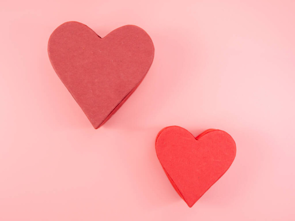 Szív alakú dobozok rózsaszín háttérrel. Szívek rózsaszín háttérrel. - Fotó, kép
