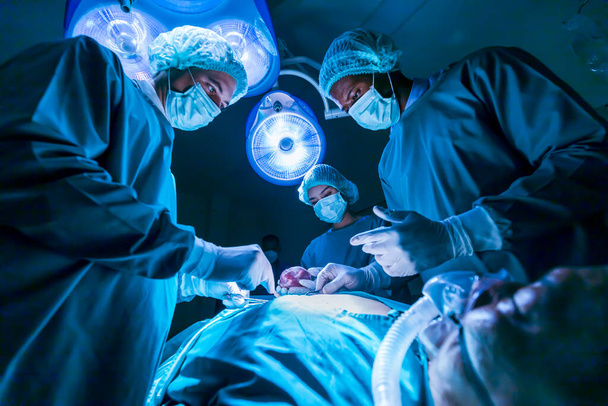 Team van chirurg artsen voeren hartchirurgie operatie uit voor patiënt van orgaan donor om meer leven te redden in de spoedeisende chirurgische ruimte - Foto, afbeelding