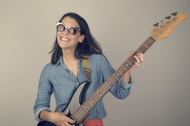 Woman with bass guitar - Foto, afbeelding