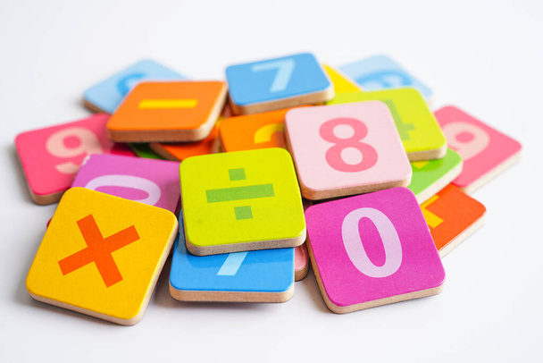 Números cubos de bloques de madera para el aprendizaje Matemáticas, educación concepto de matemáticas. - Foto, Imagen