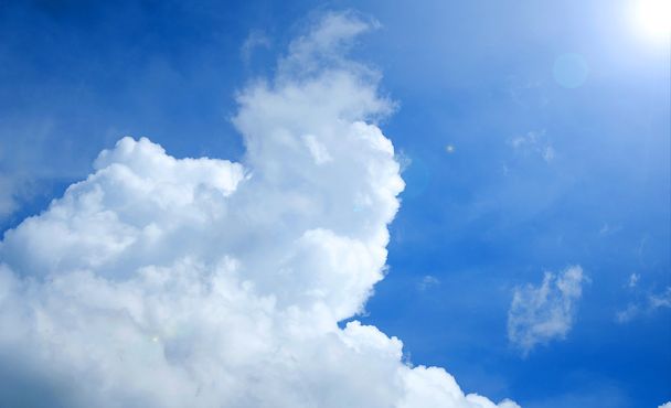 Крупним планом Велика хмара в сонячний день
 - Фото, зображення