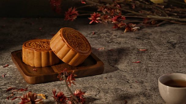 Mooncakes traditionnels sur table en pierre sombre. Fête de la mi-automne, fête traditionnelle chinoise. - Photo, image