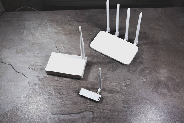Három különböző típusú Wi-Fi router, modern és régi technológia. Vezeték nélküli ethernet csatlakozási jel. - Fotó, kép