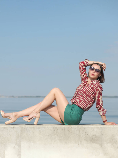junge schlanke Frau am Meer posiert in Kleidern - Foto, Bild